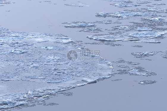 冰冷的冰冰在水面上冻结寒冷冰川天气水晶季节痕迹蓝色液体图片