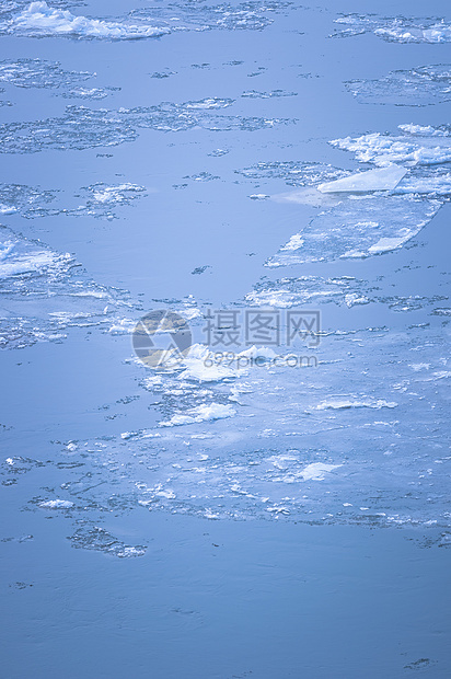 冰冷的冰冰在水面上季节痕迹寒冷天气冻结液体水晶蓝色冰川图片