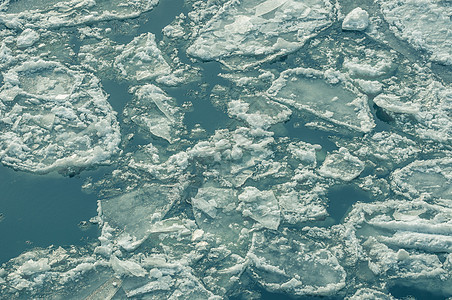 冰冷的冰冰在水面上冻结寒冷天气季节水晶痕迹冰川液体蓝色图片
