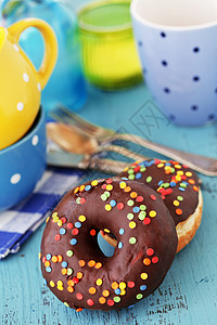 甜甜圈巧克力早餐桌子面包营养油条食物美食茶点静物图片