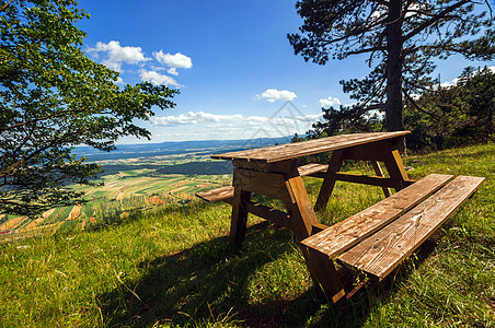 没有人的木板凳国家天空公园食物桌子木头绿色野餐远足长椅图片