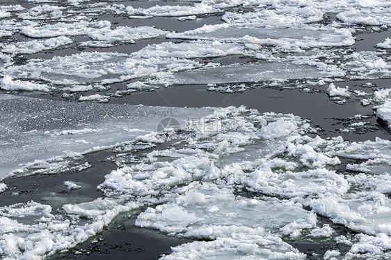 冰冷的冰冰在水面上冻结水晶痕迹寒冷液体蓝色季节天气冰川图片