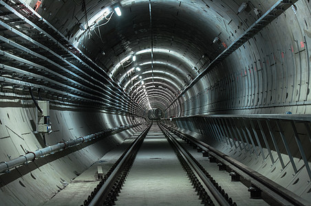 地下有大隧道的地下设施金属管子白色管道灰色工业技术运输铁路图片