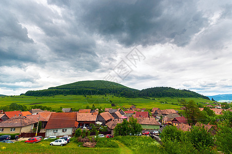 一个小村庄的角照土地房屋乡村森林多云房子爬坡绿色旅游图片