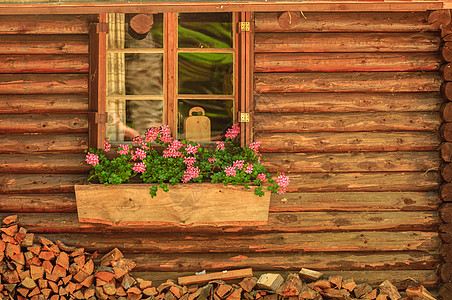 有窗户的小木小木屋窗帘粉色木头棕色住宅建筑学房子国家小屋框架图片