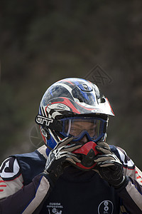 摩托车驾驶员男性摩托男人运动检查姿势眼镜骑士越野头盔图片