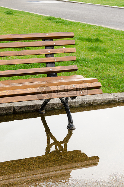 雨后在公园的长椅和倒影图片