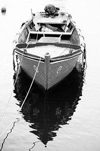 传统捕鱼船发动机海洋港口码头波浪镜子反射绳索钓鱼支撑图片