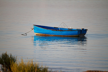 传统捕鱼渔船旅行波纹海岸工艺钓鱼折射反射海岸线文化绳索图片
