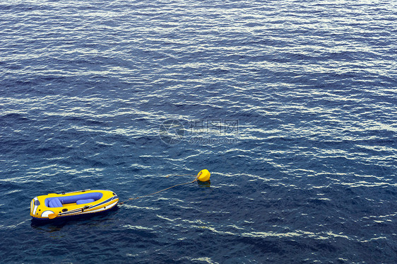 海上小型橡胶船工艺旅行白色娱乐船只黄色蓝色支撑救生艇运输图片