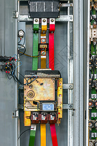 墙上的工业引信箱控制板电路保险丝电气输送带危险电缆高压力量安装图片