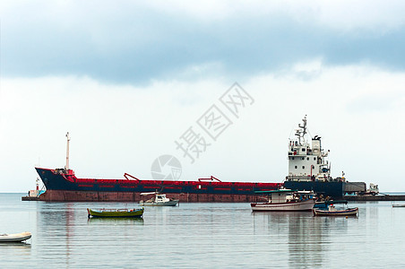 水上大型货轮大部分港口出口油船商船卸载货物血管船运经济图片