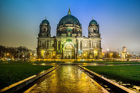 柏林多姆在柏林的晚上 德国柏林游客艺术照明市中心吸引力历史纪念碑历史性教会反射图片