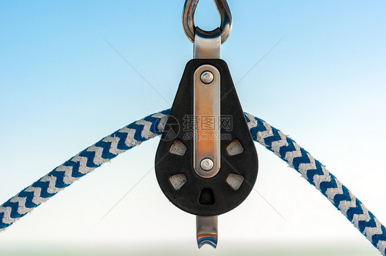 帆船上的多彩绳索天空索具海洋海军码头游艇钻机别针环形滑轮图片