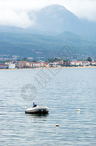 海上小型橡胶船海景海洋支撑白色旅行工艺运动娱乐救生艇小艇图片