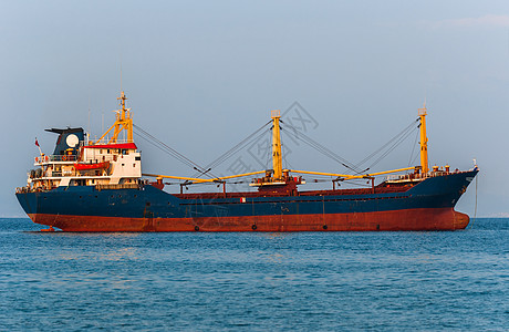 水上大型货轮出口经济油船商船港口载体货物风暴商品日落背景