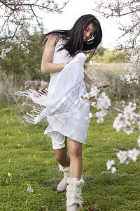 在纯白的绿地上裙子场地头发农村绿色微笑女士女孩女性幸福图片