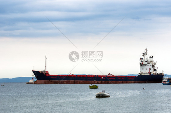 水上大型货轮风暴血管货物出口后勤运输进口油船货运贸易图片