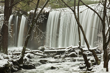 森林中的冬季岩层运动树木场景风景径流山脉岩石公园森林瀑布图片