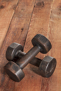 古老的铁哑铃红色重量木头风化怀旧锻炼健身房图片