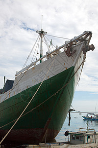 印度尼西亚马卡萨尔港的传统木制船图片