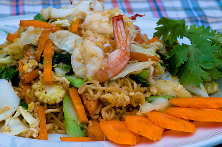 泰国面条炒虾鱼海鲜食物盘子蔬菜芹菜午餐美食烹饪乌贼图片