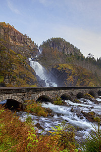 Odda 的拉特弗双胞胎地形地标岩石石头国家瀑布森林风景蓝色图片