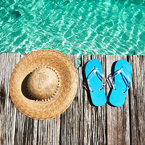 码头滑轮机热带太阳帽旅行海景凉鞋丁字裤绿色木板风景平台图片
