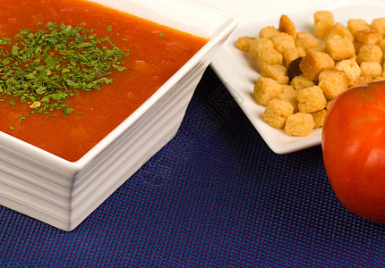 番茄汤水平香料红色香菜起动机草药调味品蔬菜盘子图片