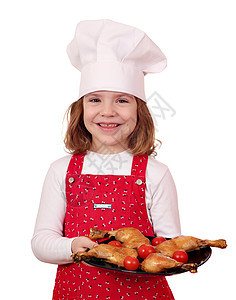 快乐的小女孩用美味的鸡棒做饭图片