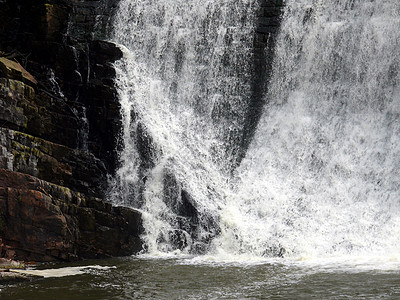 乌拉尔萨特卡河人为的瀑布树木风景溪流岩石地区水库图片