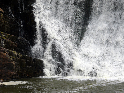 乌拉尔萨特卡河人为的瀑布地区风景溪流树木水库岩石图片