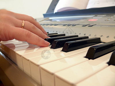 手持钢琴键盘旋律音乐家音乐会钢琴家音乐女孩乐器韵律娱乐按钮图片