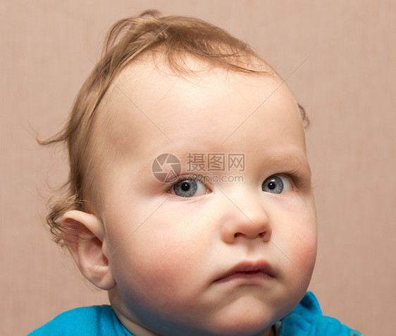 婴儿肖像牙齿男生餐巾微笑喜悦孩子儿科尿布金发蓝色图片