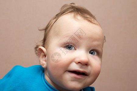 男婴的肖像白色儿童微笑牛奶餐巾男生喜悦金发皮肤孩子图片