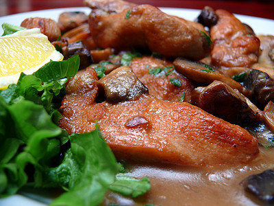 配有肉豆的新鲜鲜菜食物美食白色盘子营养红色蔬菜午餐绿色猪肉图片