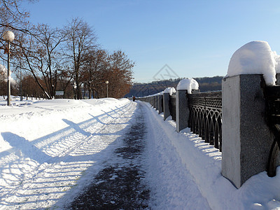 银行在冬天的 冬季 俄罗斯莫斯科几何景观蓝色天空中心阴影城市首都白色图片