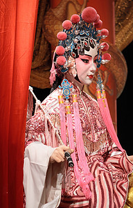 中文歌剧木偶和红布作为文字空间 是一个玩具 不是展示文化传统唱歌服饰演员男人女士娱乐艺术图片