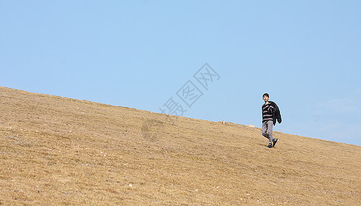 男人在山上行走旅行蓝色科拉布场景娱乐踪迹远足者登山享受爬坡图片