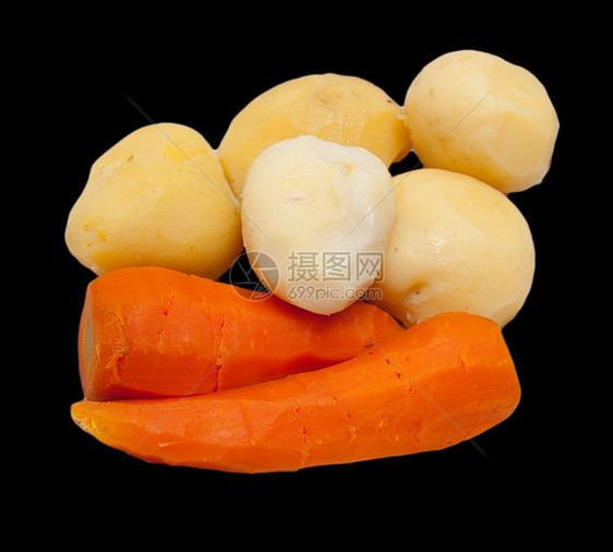 黑背景的煮土豆和胡萝卜图片