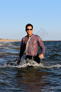 勇敢的商务人士眼镜地平线海滩海岸线跑步勇气男性色调男人蓝色图片