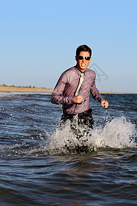 勇敢的商务人士海浪支撑跑步天空勇气阳光海洋荒野眼镜地平线图片