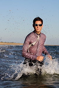 勇敢的商务人士阳光天空领带男性色调海洋支撑眼镜跑步蓝色图片