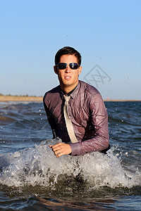 勇敢的商务人士海洋色调支撑海岸线天空眼镜跑步男性地平线套装图片