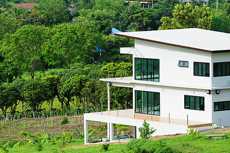 房屋和山丘白色艺术黄色森林窗户家庭建筑学木头房子天空图片