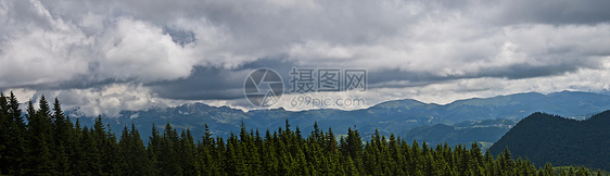 喀尔巴阡山脉的全景背景 美丽的山区和土地森林天空爬坡远足地平线风景旅行场景顶峰国家图片