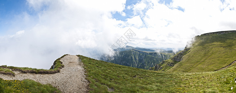 喀尔巴阡山脉的全景背景 美丽的山区和土地地平线荒野季节岩石爬坡风景天空阳光旅行场景图片