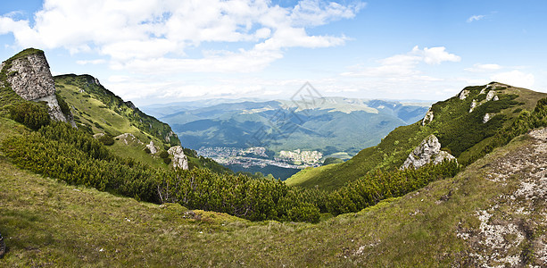 喀尔巴阡山脉的全景背景 美丽的山区和土地远足场景公园爬坡岩石旅行阳光季节森林木头图片