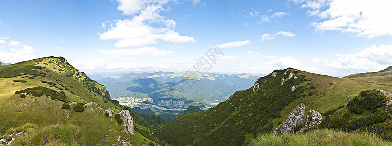 喀尔巴阡山脉的全景背景 美丽的山区和土地爬坡远足天气木头阳光岩石公园旅游森林场景图片
