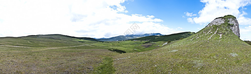 喀尔巴阡山脉的全景背景 美丽的山区和土地阳光森林地平线顶峰天空天气旅行远足风景岩石图片